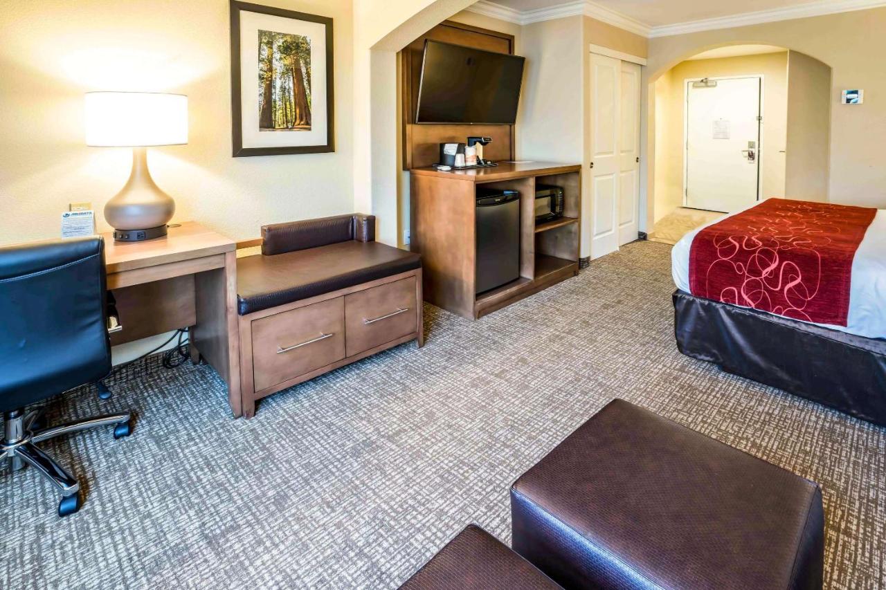 King Suite at Comfort Suites Fresno River Park