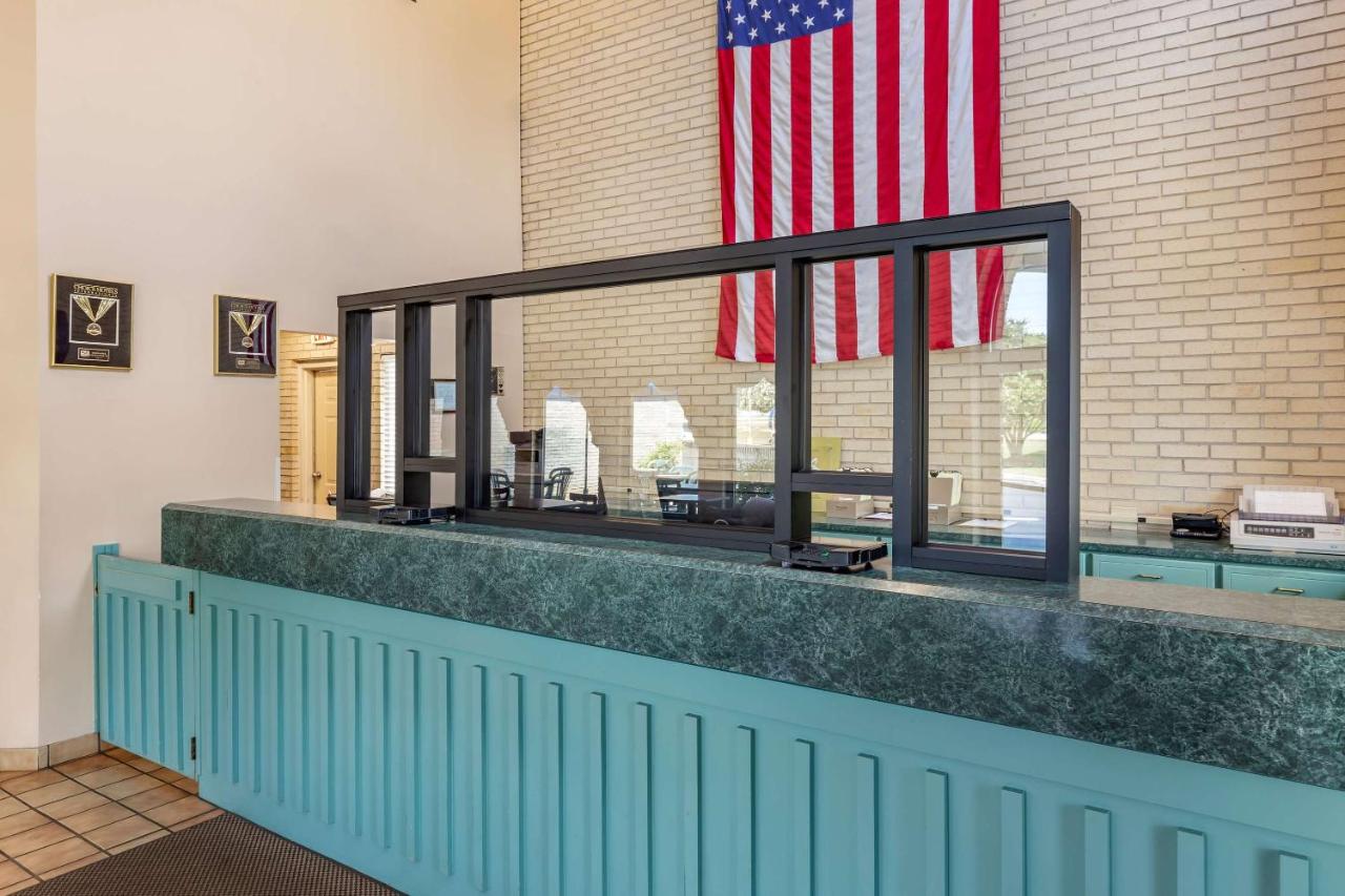 | Econo Lodge Fayetteville