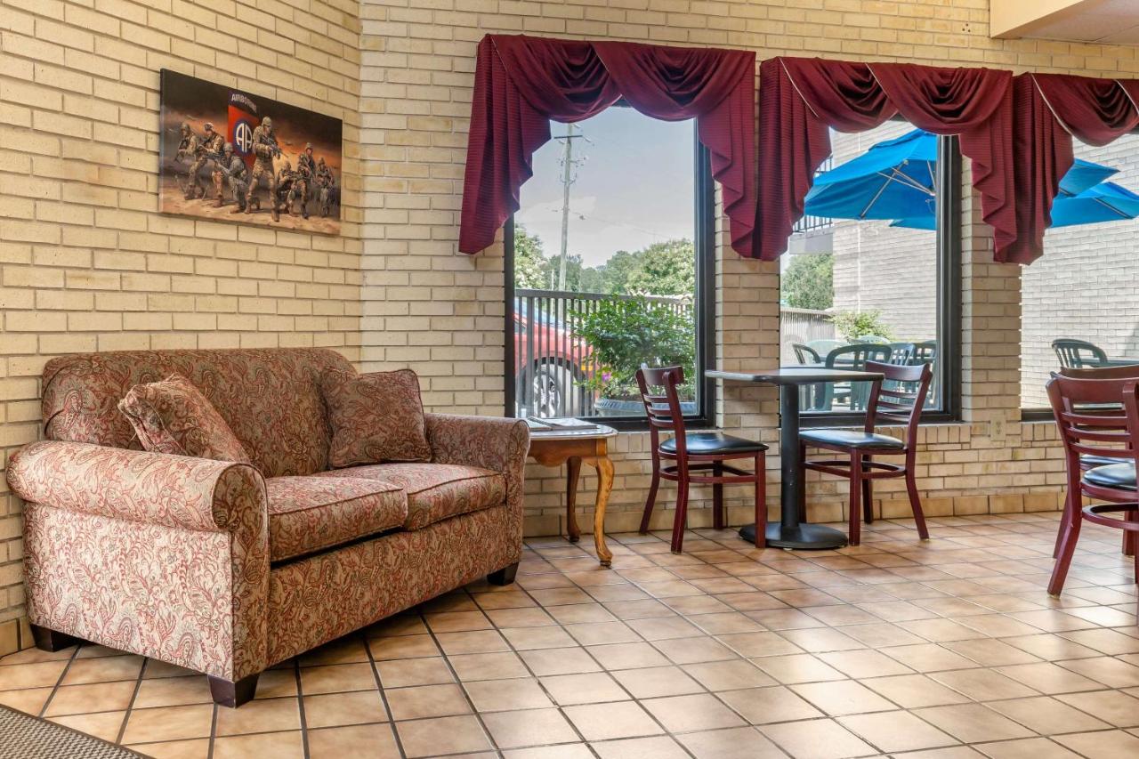 | Econo Lodge Fayetteville