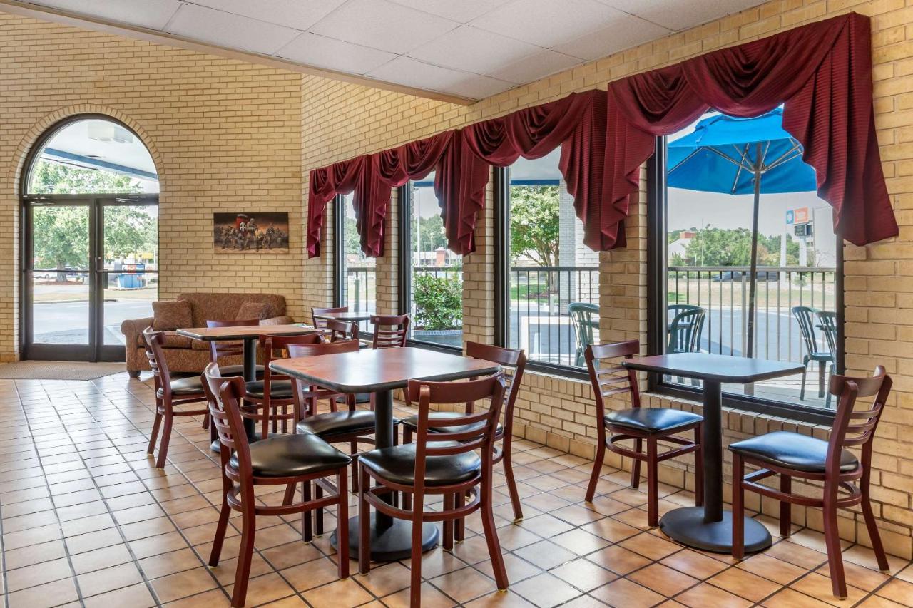 | Econo Lodge Fayetteville