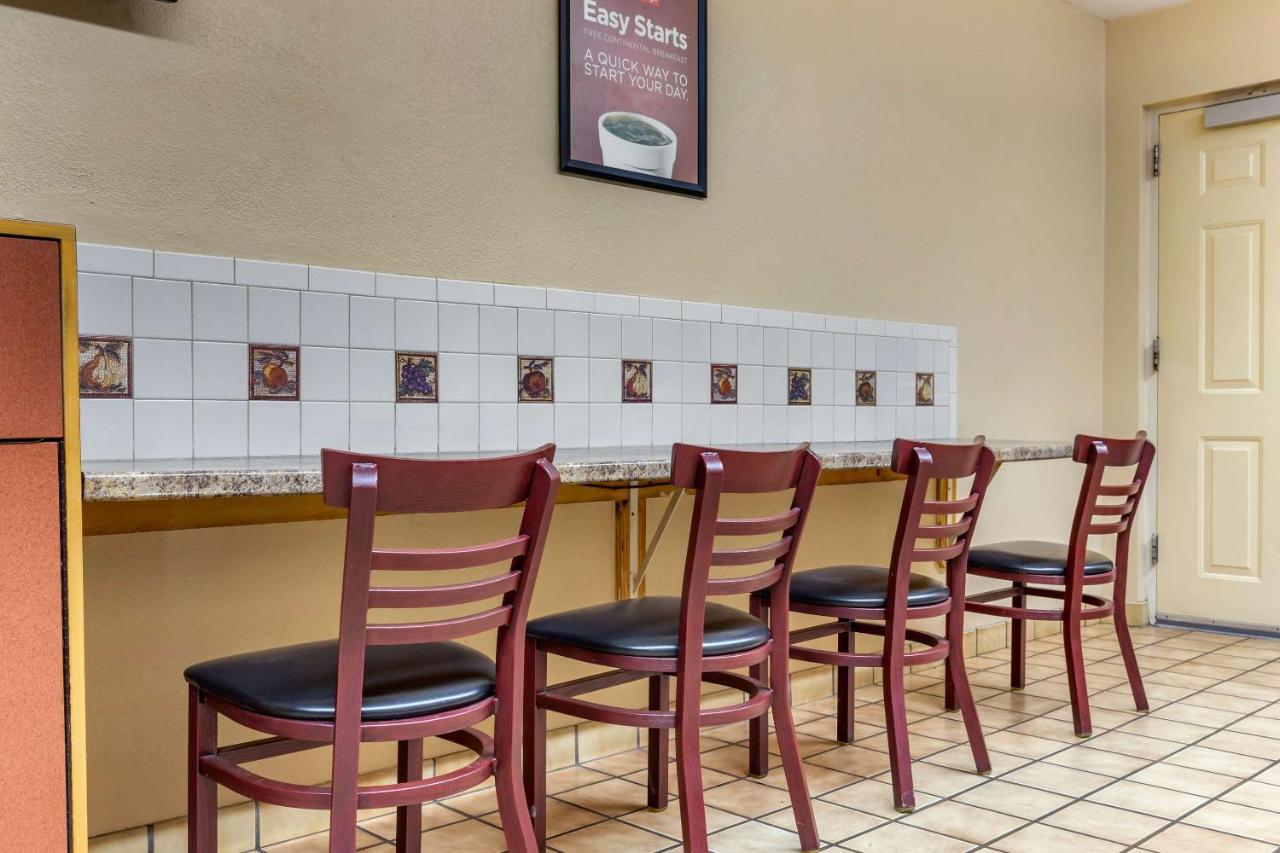 | Econo Lodge Fayetteville