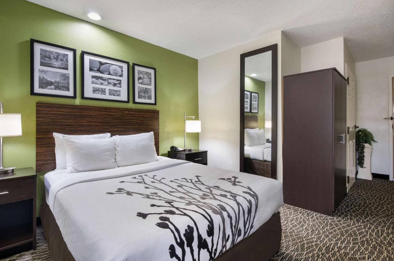 Queen Room - Accessible/Non-Smoking at Sleep Inn Hanes Mall