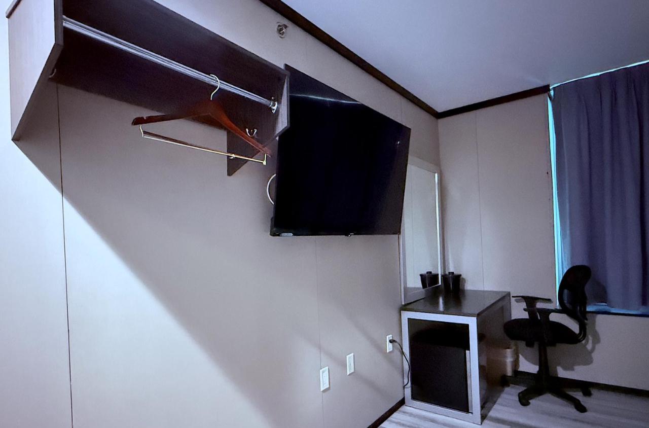 | Umbrella Hotel Bronx