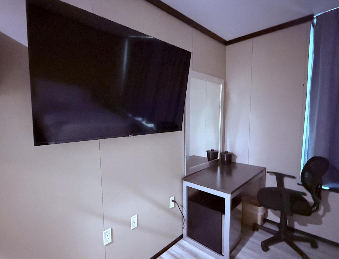| Umbrella Hotel Bronx