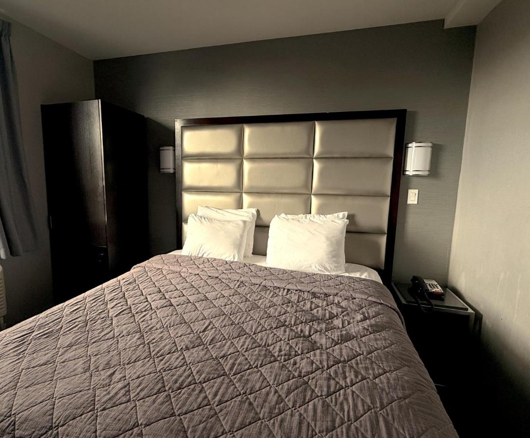 | Umbrella Hotel Bronx