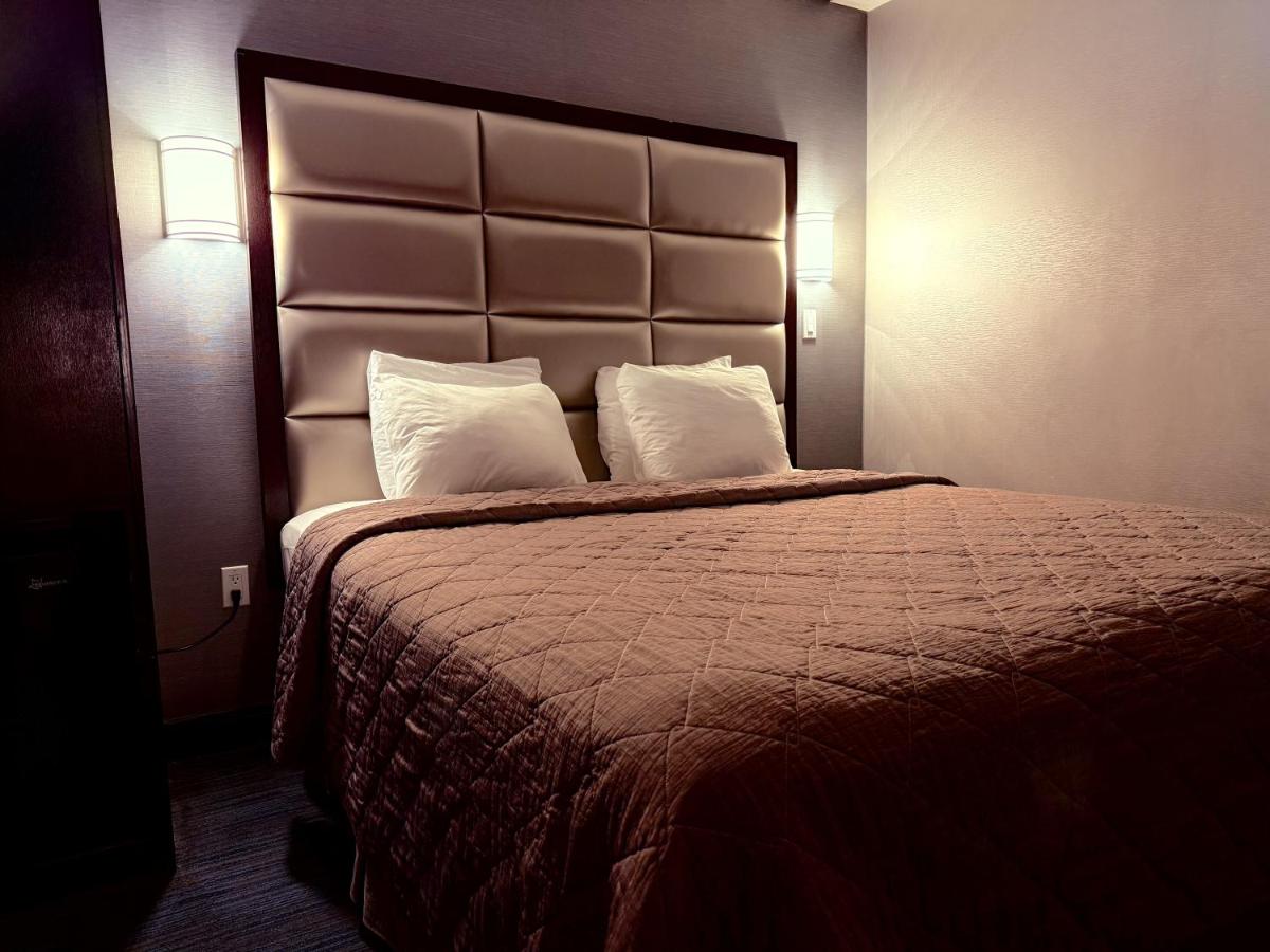 | Umbrella Hotel Bronx