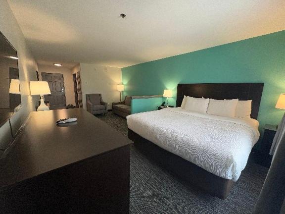 | Quality Inn & Suites