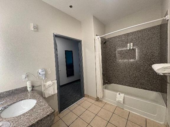 | Quality Inn & Suites