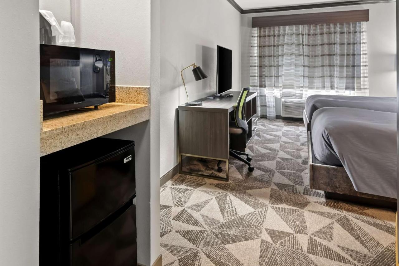| Big Country Hotel & Suites