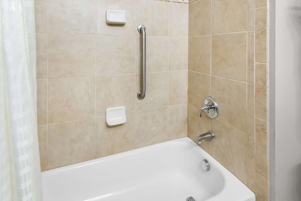 | Big Country Hotel & Suites