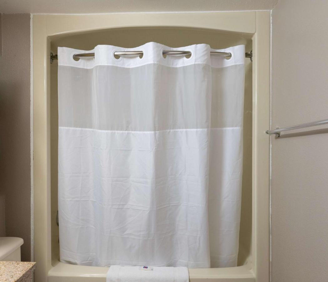 | Motel 6-Branford, CT - New Haven