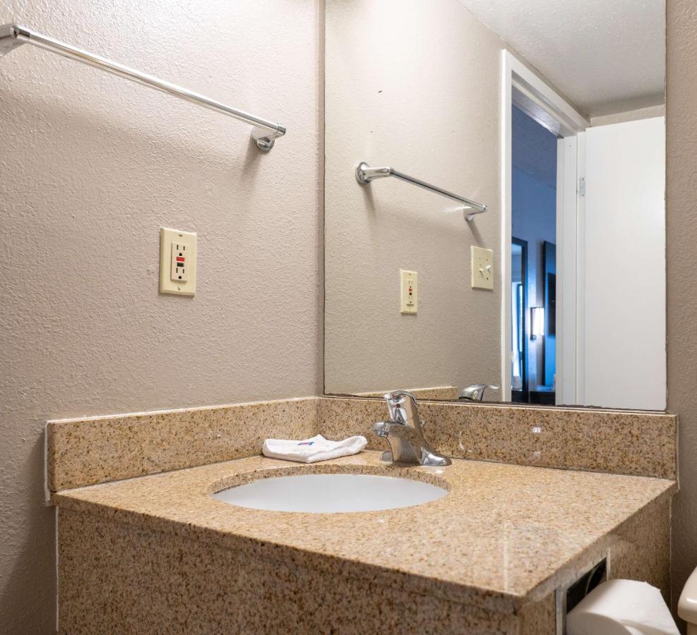 | Motel 6-Branford, CT - New Haven
