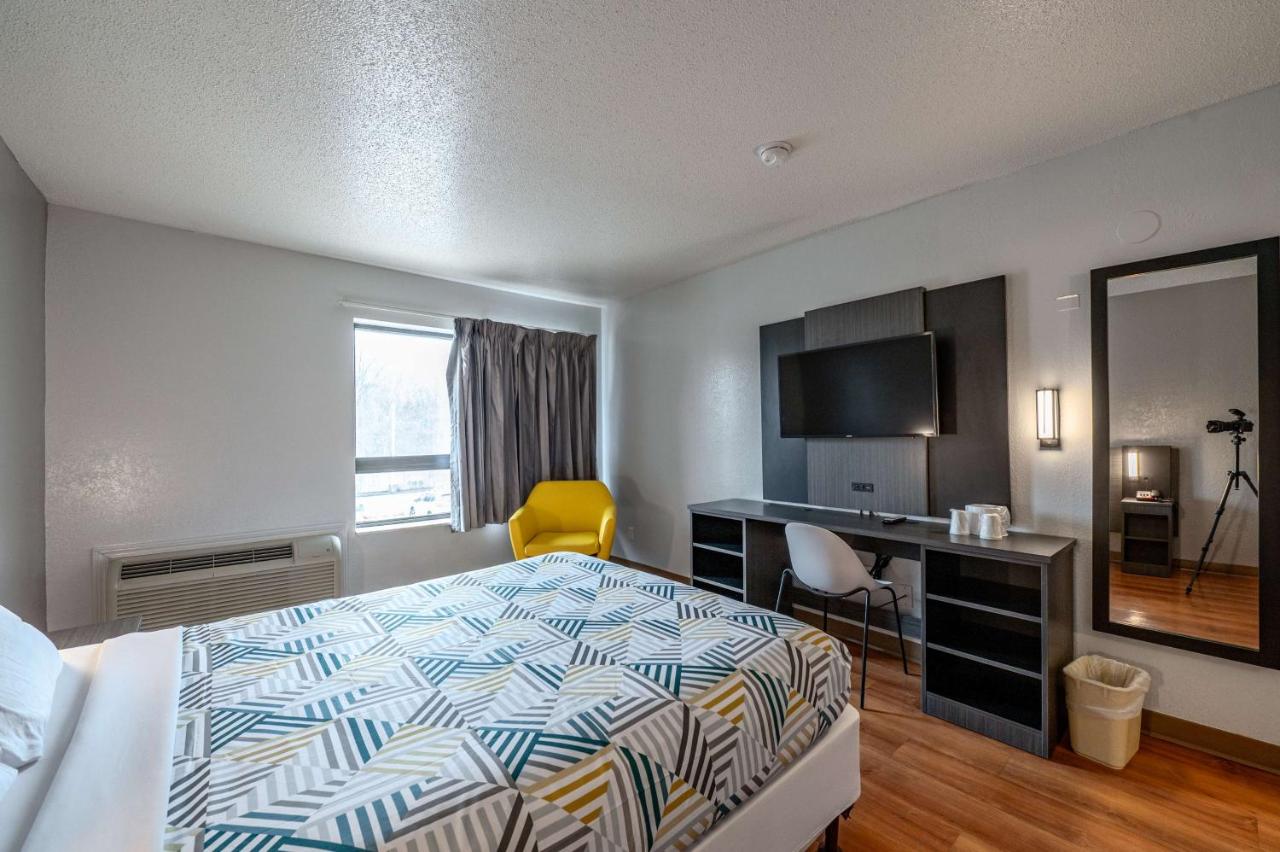 | Motel 6-Branford, CT - New Haven