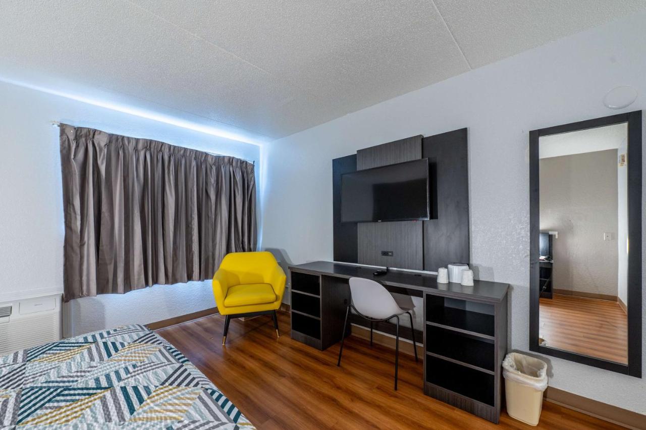 | Motel 6-Branford, CT - New Haven