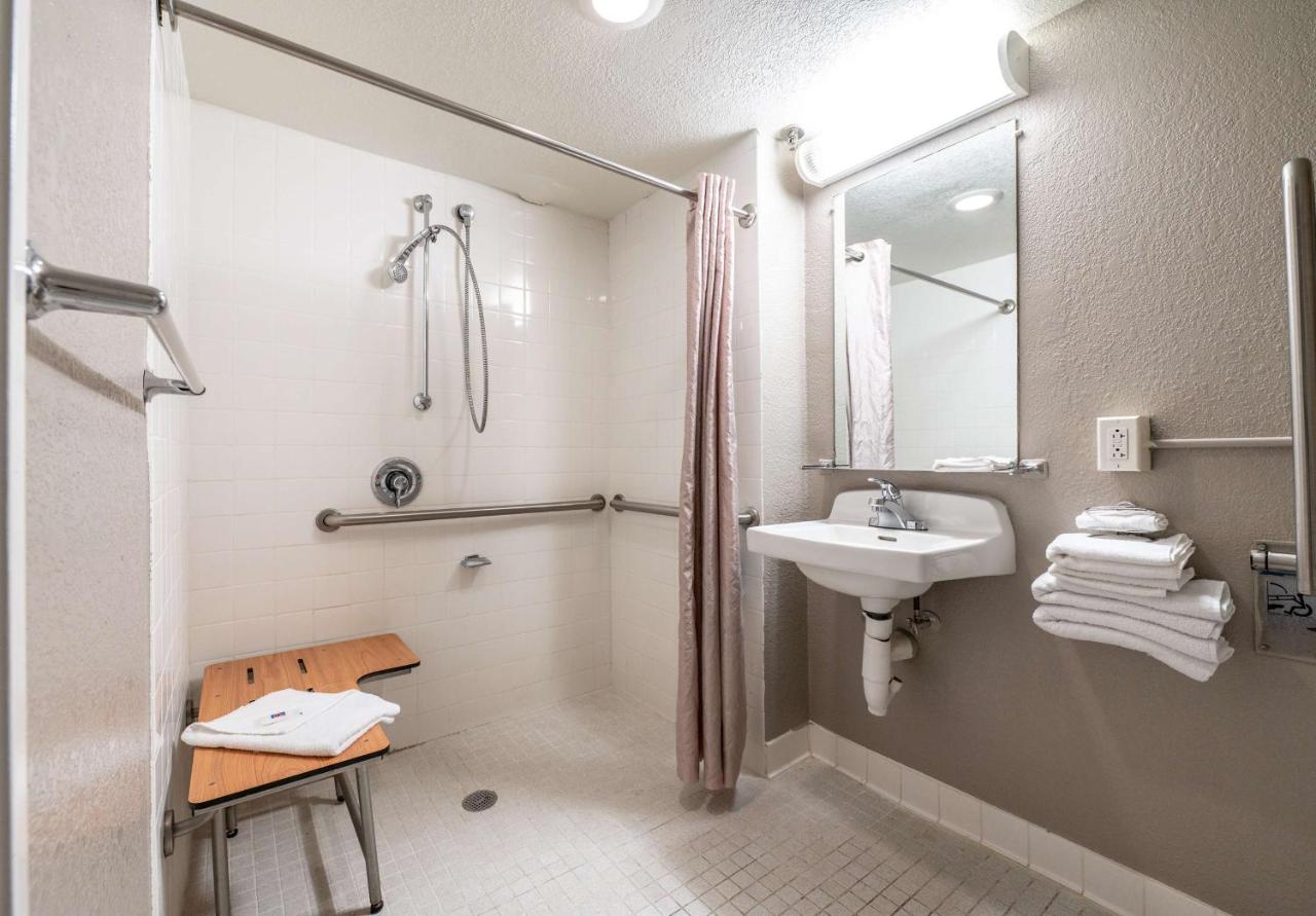 | Motel 6-Branford, CT - New Haven