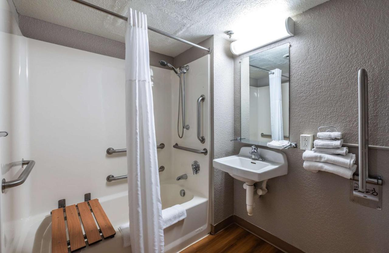 | Motel 6-Branford, CT - New Haven