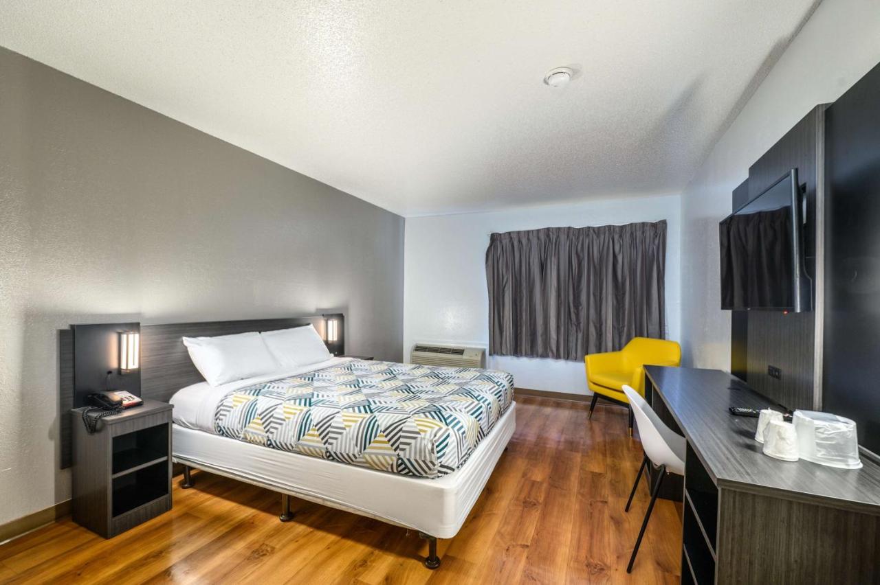 | Motel 6-Branford, CT - New Haven