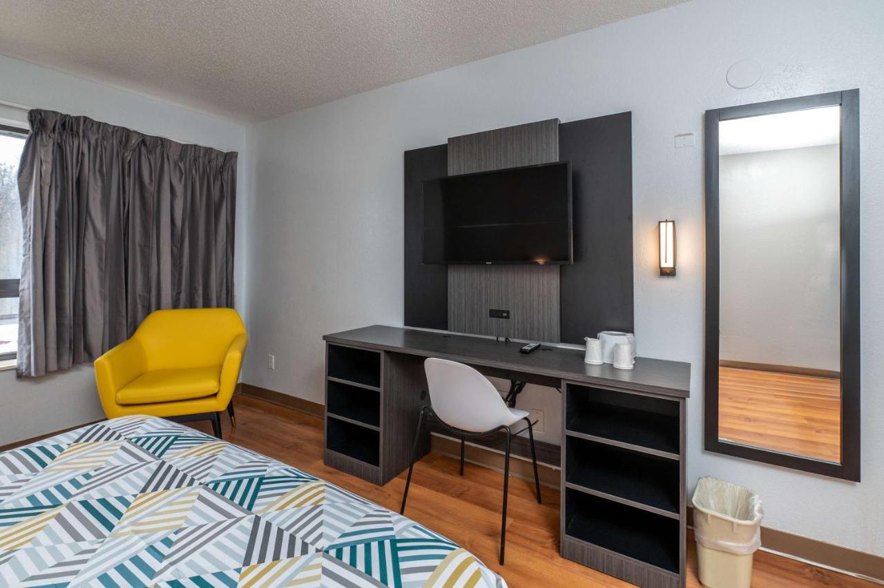 | Motel 6-Branford, CT - New Haven