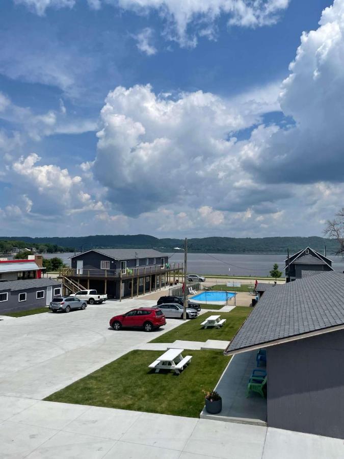| 1 Queen Bed