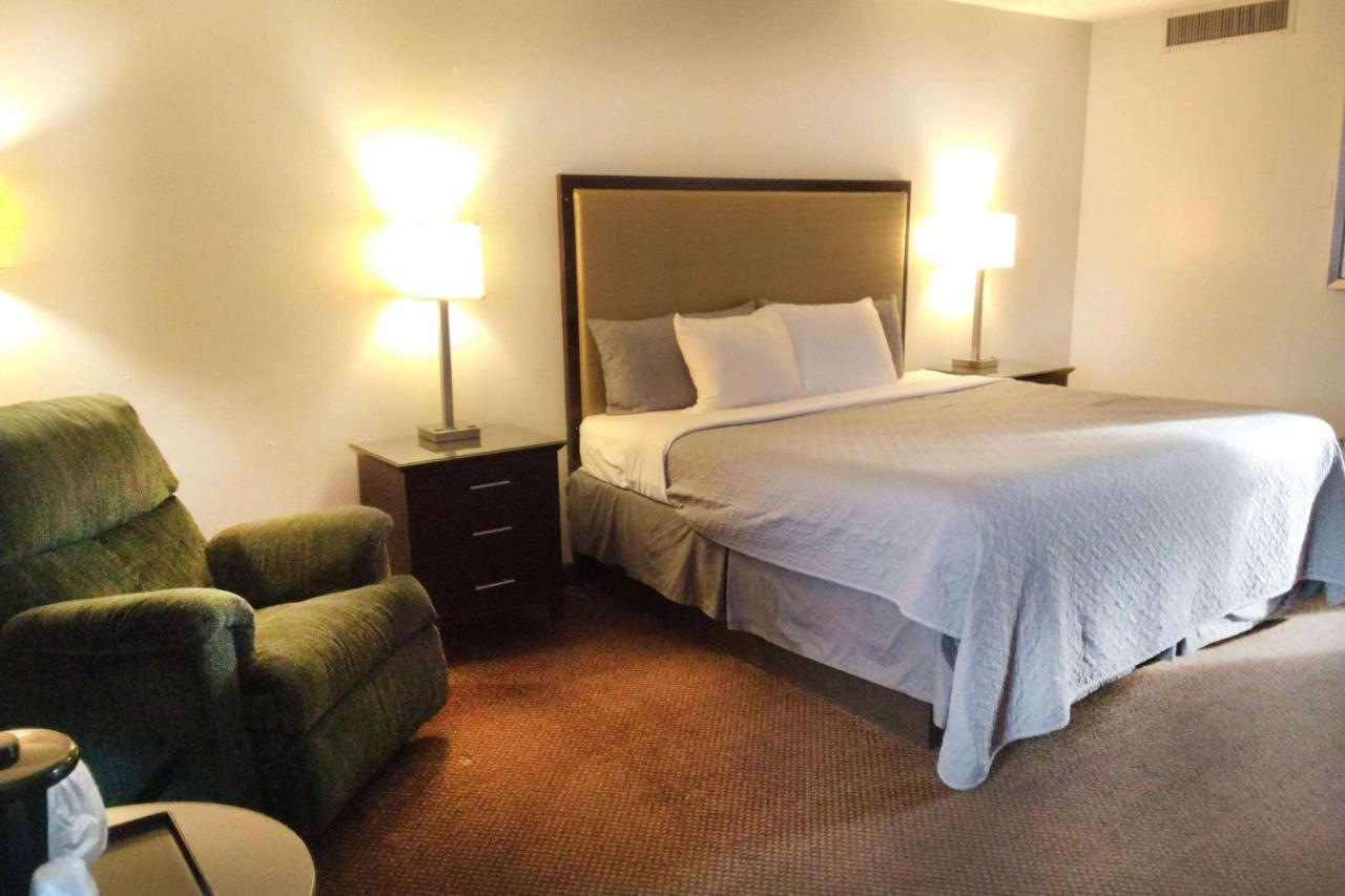 | Knights Inn Oakley