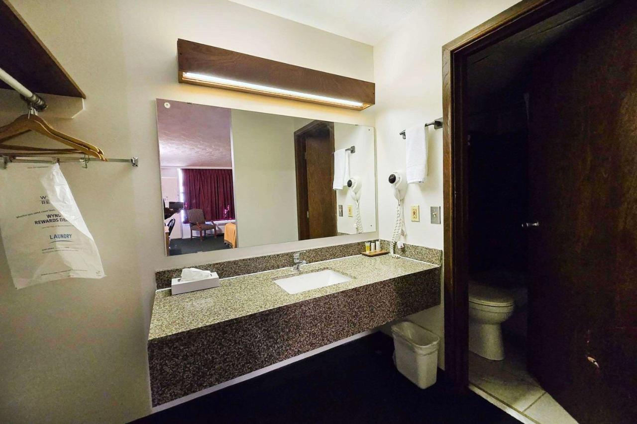 | Knights Inn Oakley