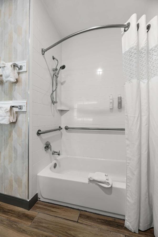 Queen Room with Two Queen Beds - Hearing Accessible with Bathtub at Hampton Inn Seguin