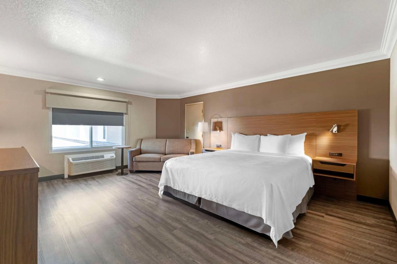 King Room with Sofa Bed and Jacuzzi at Best Western Plus Newport Mesa Inn
