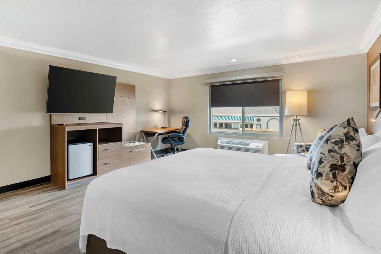 King Room with Wet Bar at Best Western Plus Newport Mesa Inn
