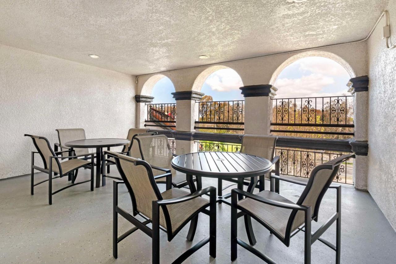 King Room with Wet Bar at Best Western Plus Newport Mesa Inn