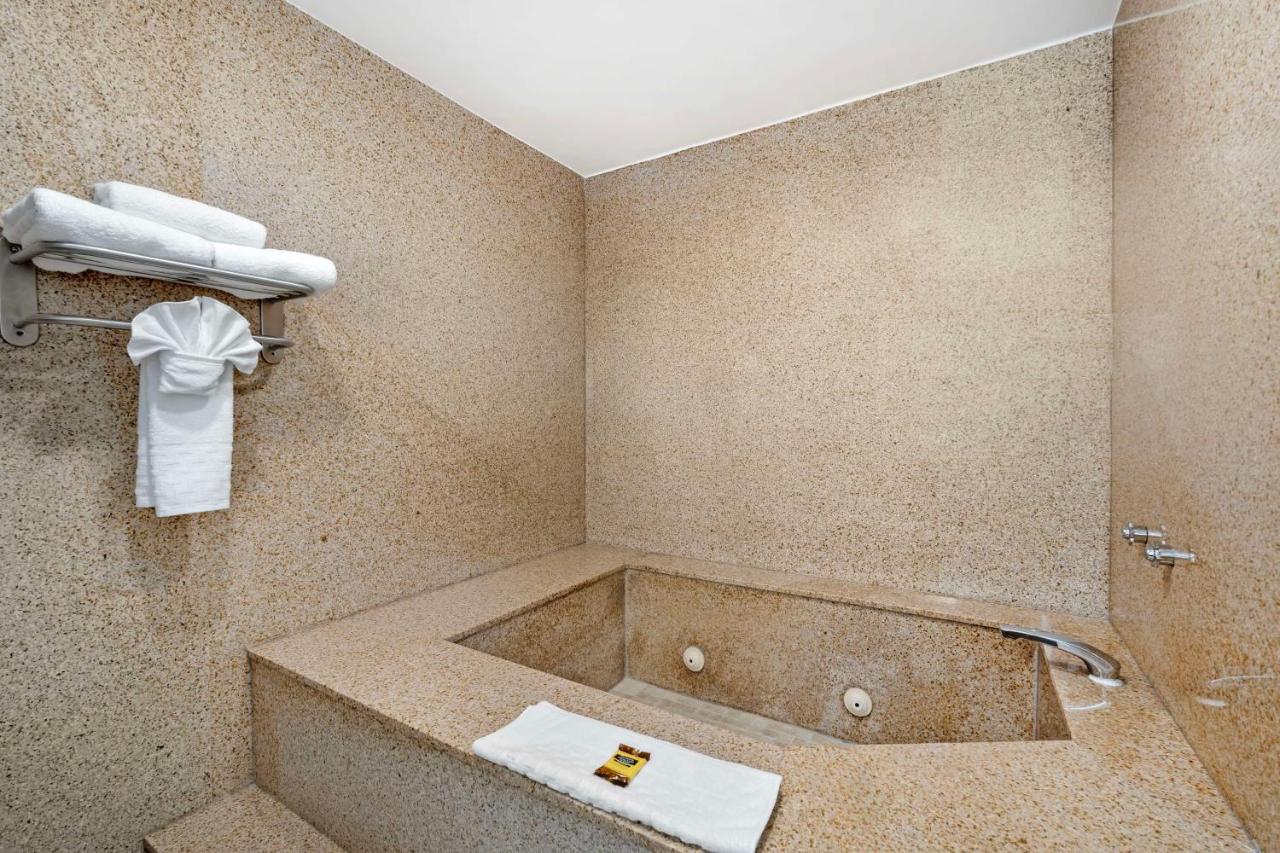 King Room with Sofa Bed and Jacuzzi at Best Western Plus Newport Mesa Inn