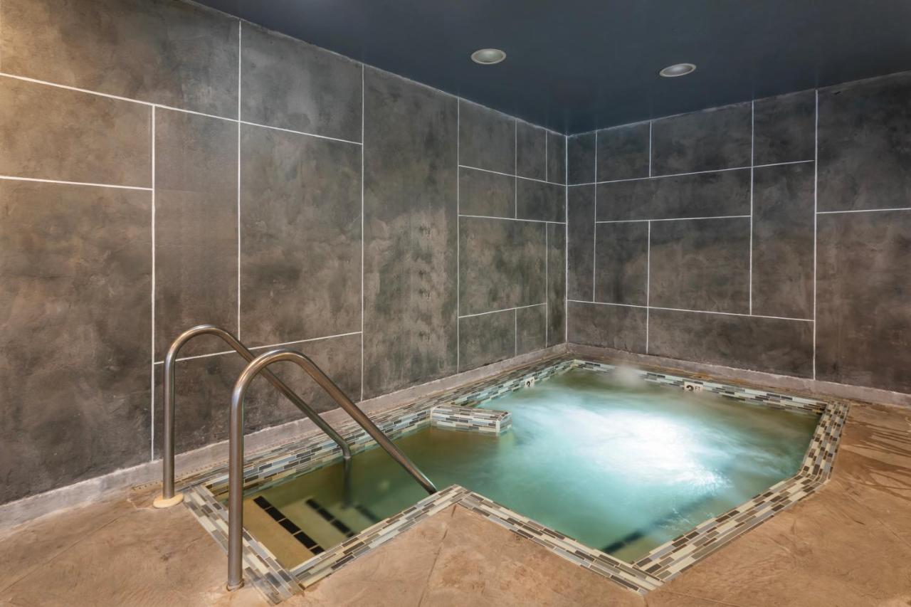 Best Western Plus Milwaukee West