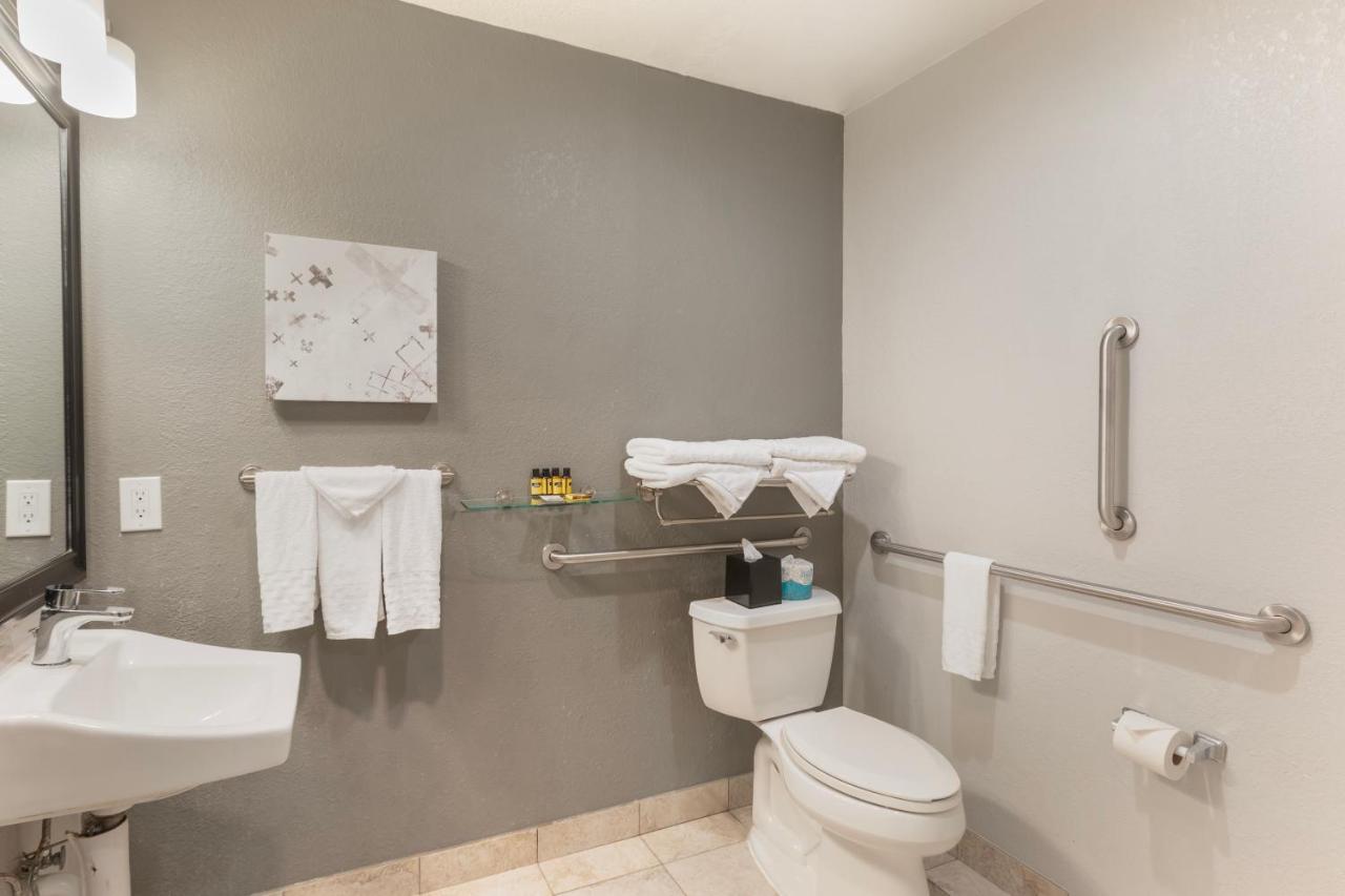 Best Western Plus Milwaukee West