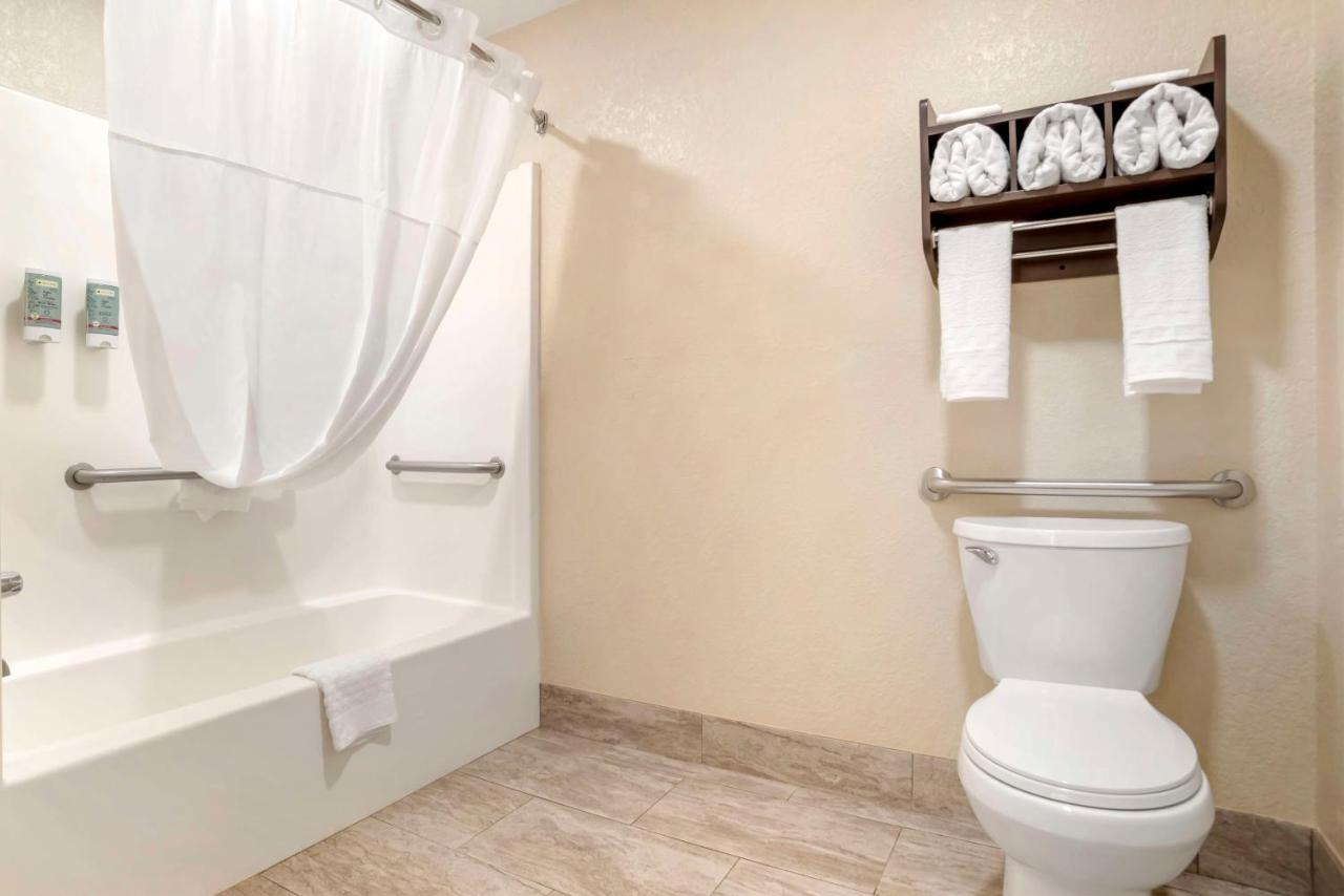 Quadruple Room with Bathtub - Disability Access at Best Western Gardendale