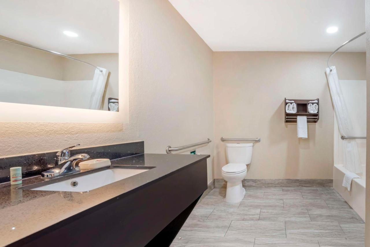 King Room with Spa Bath - Non-Smoking at Best Western Gardendale