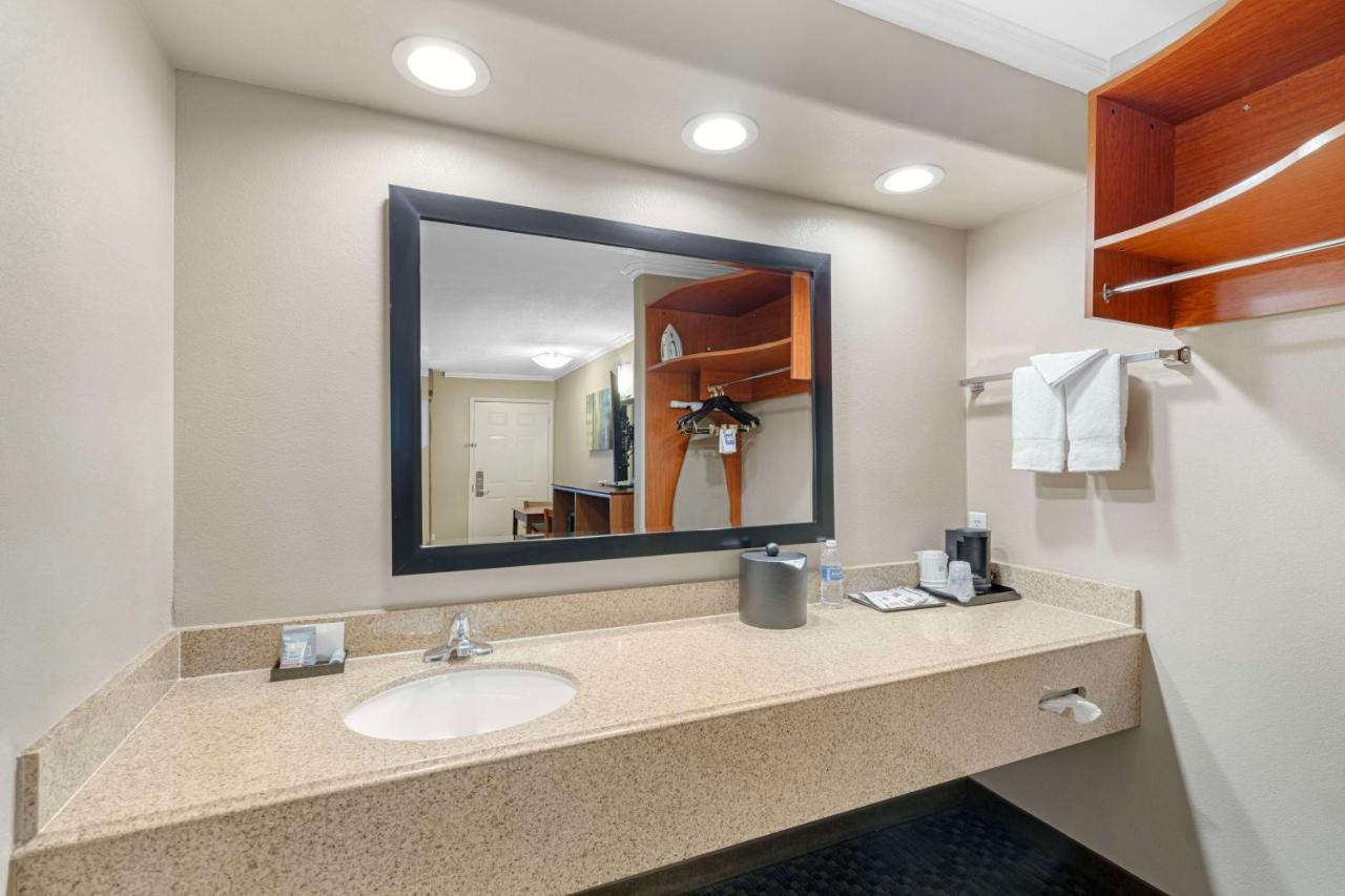 Queen Room with Two Queen Beds - Smoking at Best Western Oxnard Inn