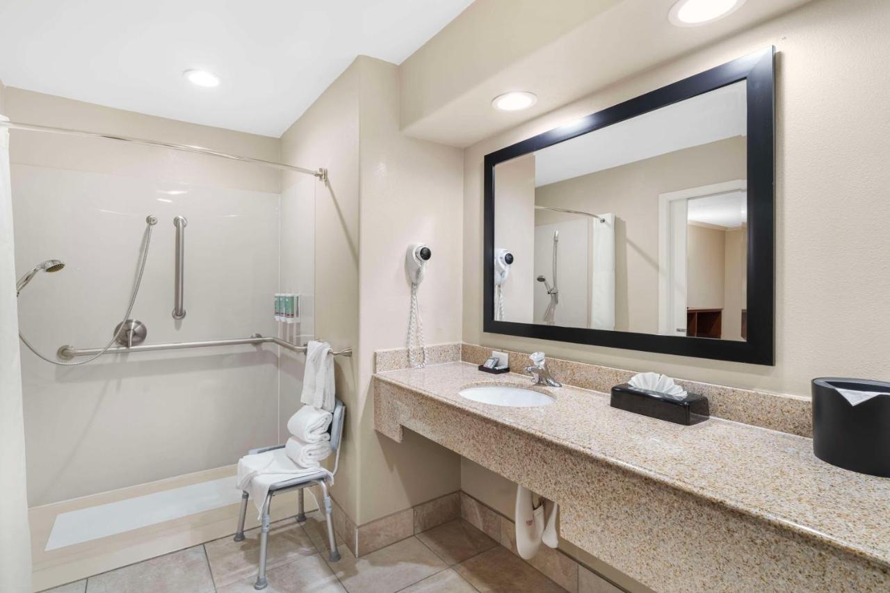 King Room with Roll-in Shower - Disability Access/Non-Smoking at Best Western Oxnard Inn