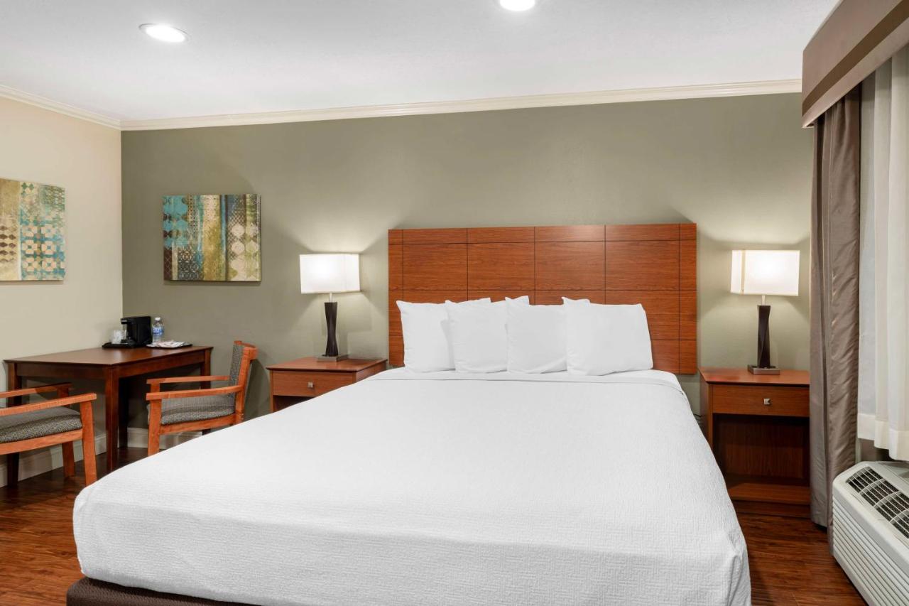 King Room with Roll-in Shower - Disability Access/Non-Smoking at Best Western Oxnard Inn