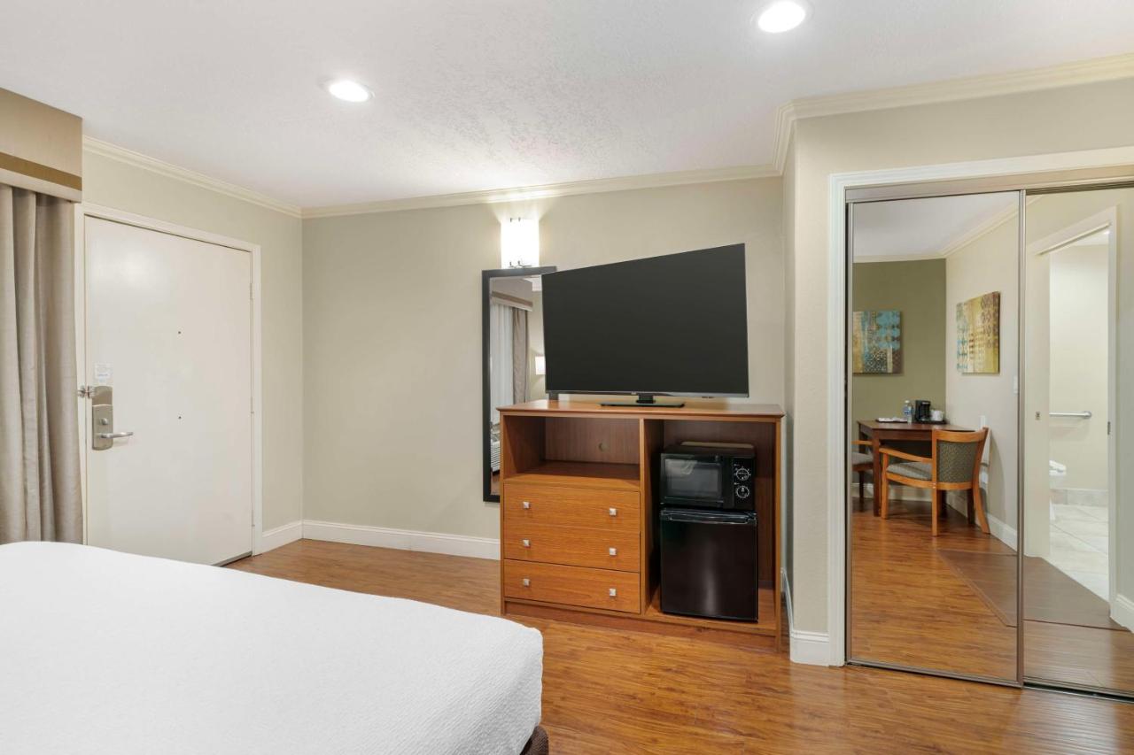 King Room with Roll-in Shower - Disability Access/Non-Smoking at Best Western Oxnard Inn