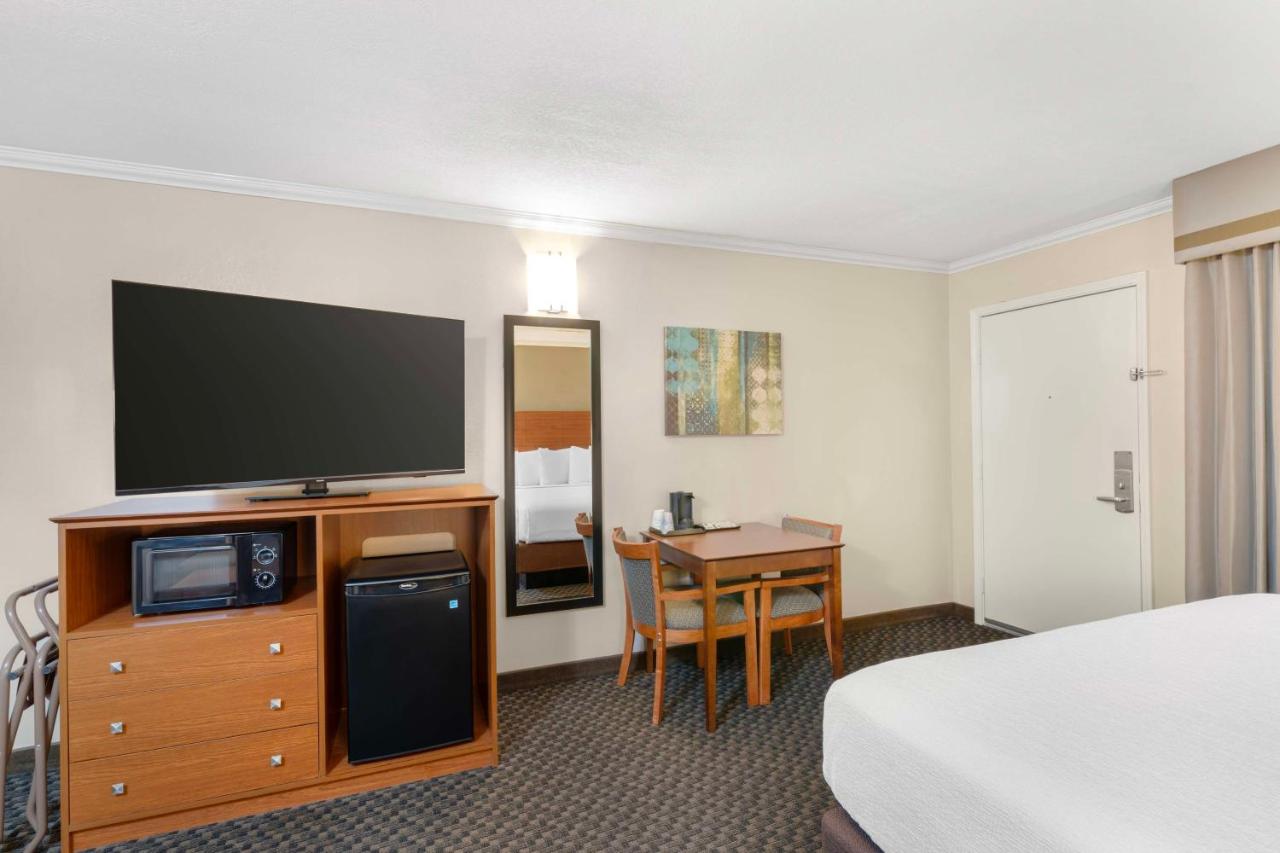 King Room with Kitchenette - Non-Smoking at Best Western Oxnard Inn