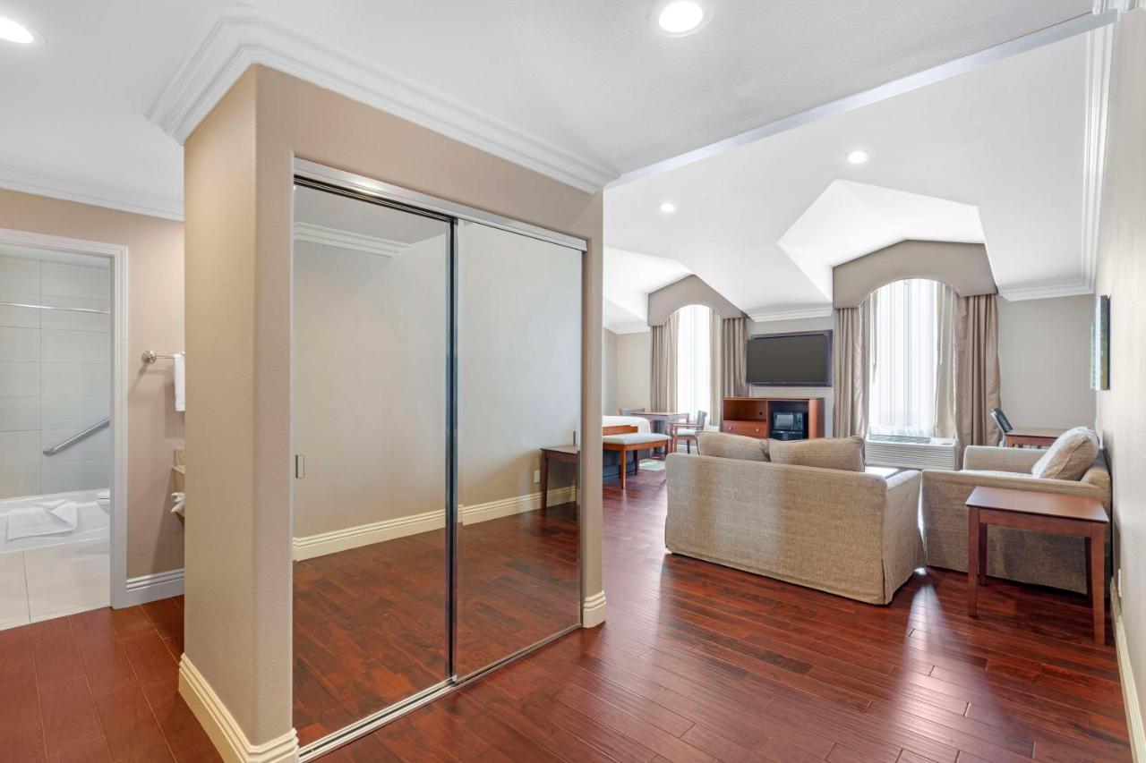 King Suite with Spa Bath - Non-Smoking at Best Western Oxnard Inn