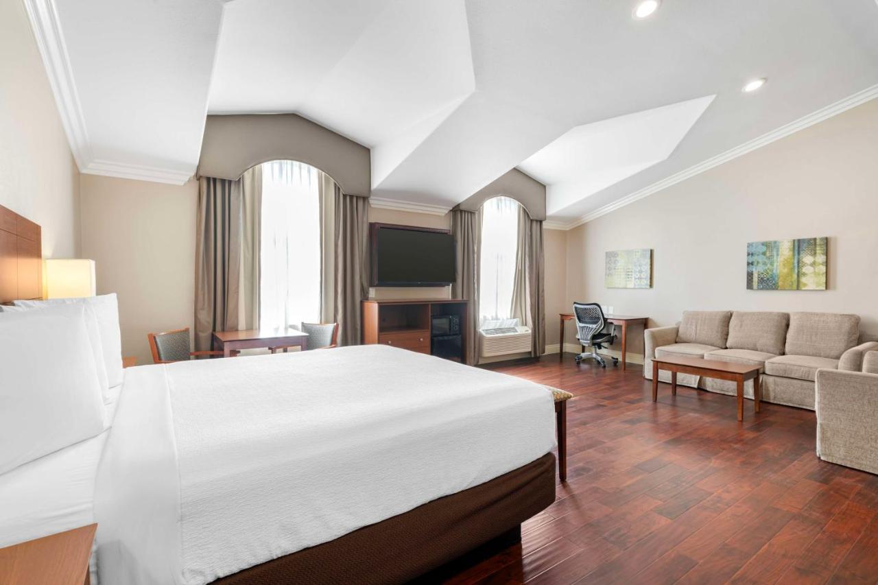 King Suite with Spa Bath - Non-Smoking at Best Western Oxnard Inn
