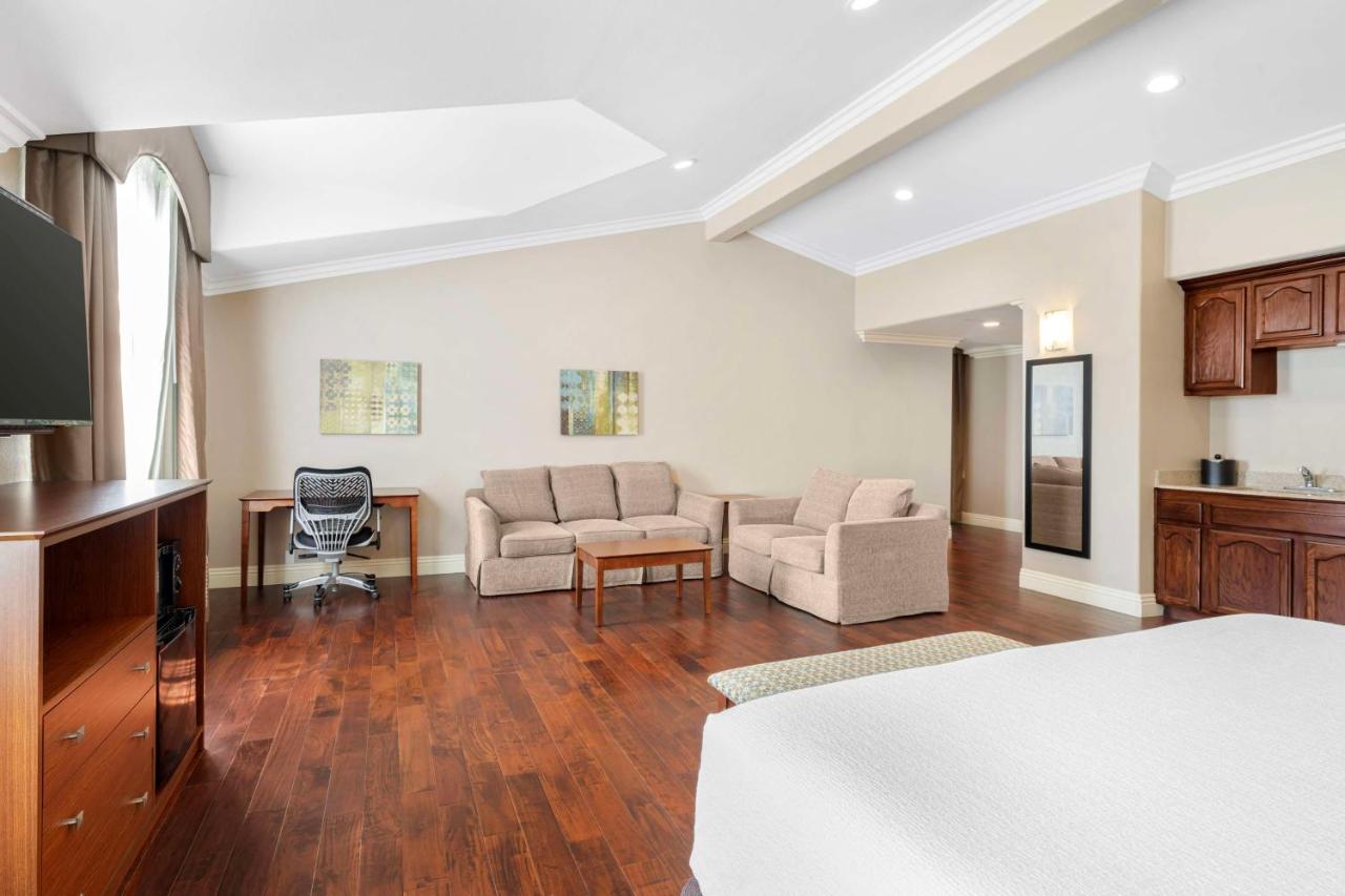 King Suite with Spa Bath - Non-Smoking at Best Western Oxnard Inn