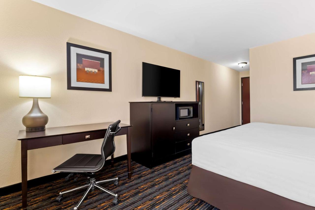 King Room with Roll-in Shower - Disability Access/Non-Smoking at Best Western Kenosha Inn