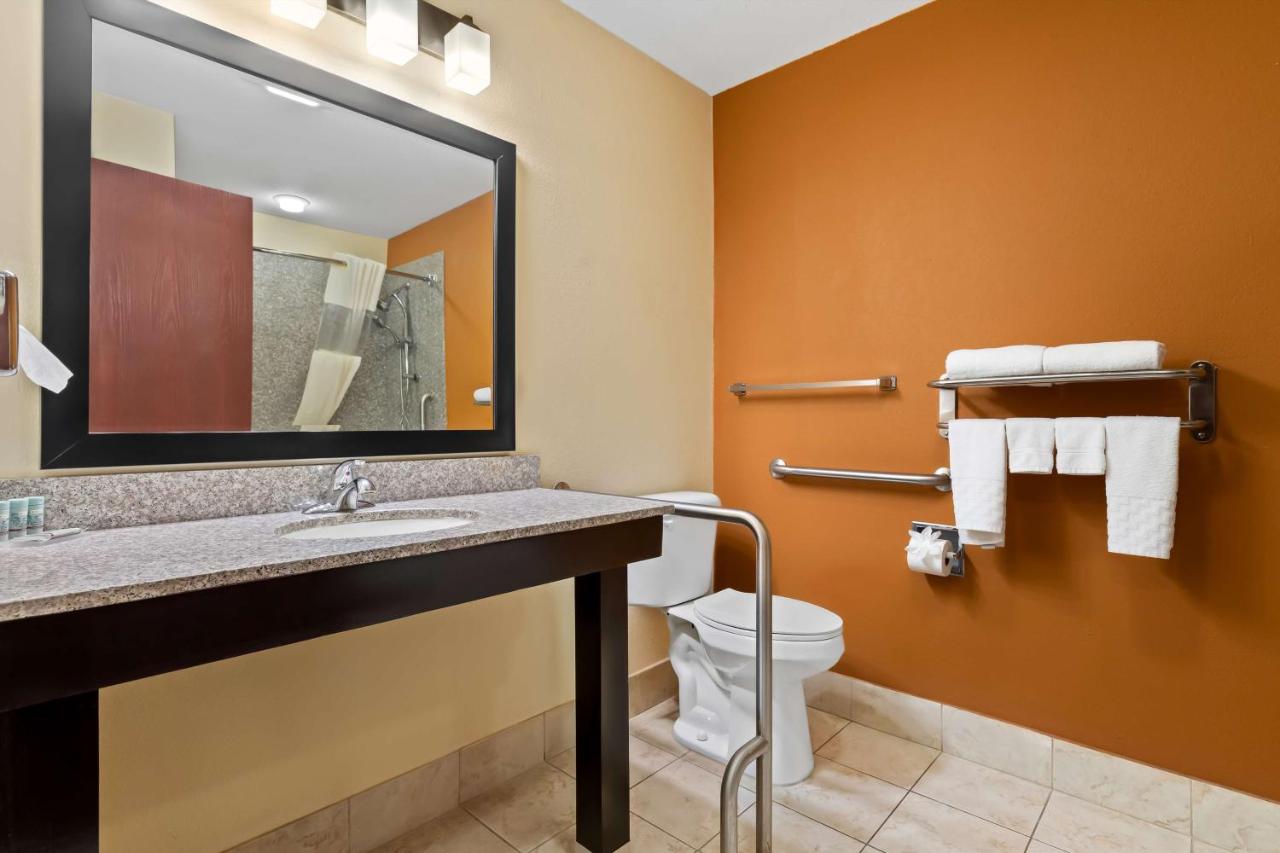 King Room with Bath - Disability Access/Non-Smoking at Best Western Kenosha Inn