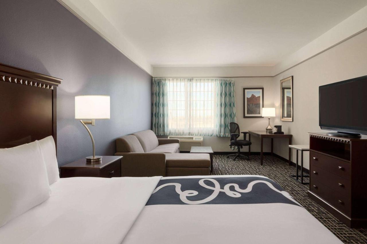 Executive King Suite - Mobility/Hearing Accessible - Non-Smoking at La Quinta Inn & Suites by Wyndham Dumas