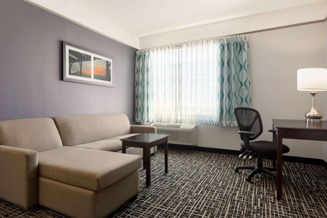 Deluxe Family Suite - Non-Smoking at La Quinta Inn & Suites by Wyndham Dumas