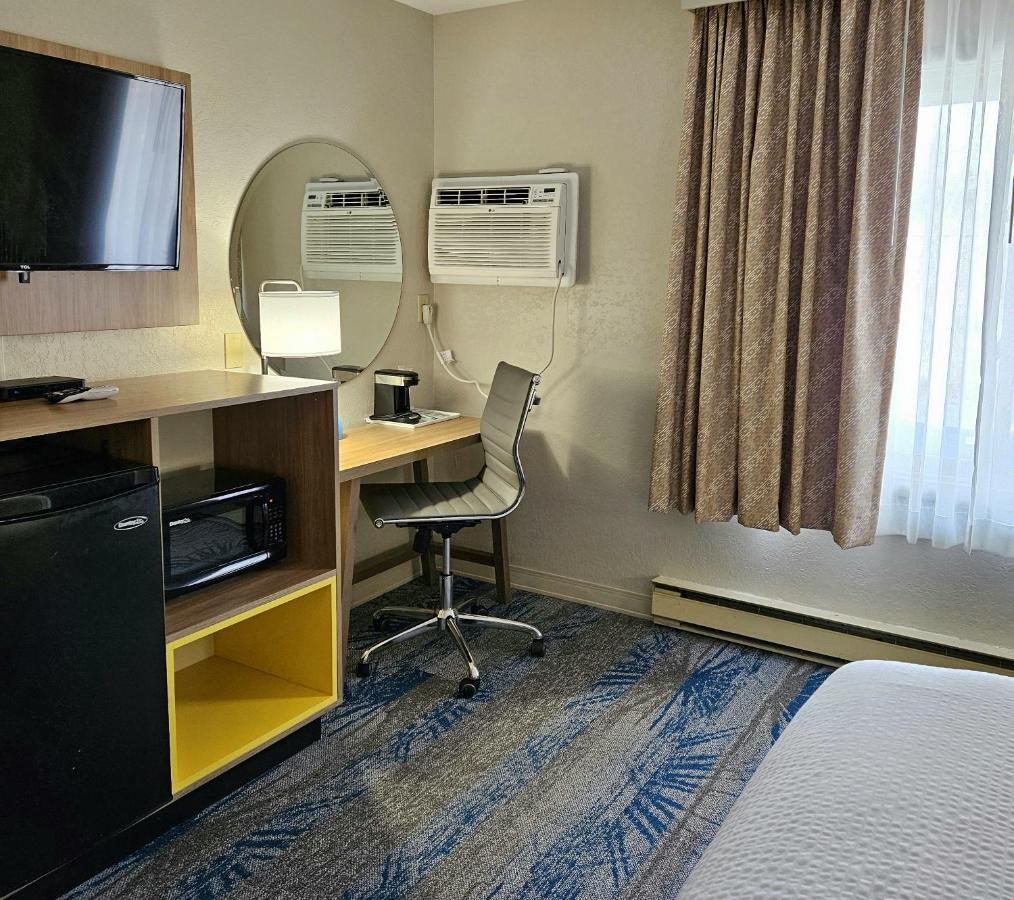 King Room - Non-Smoking at Days Inn and Suites by Wyndham Downtown Missoula-University