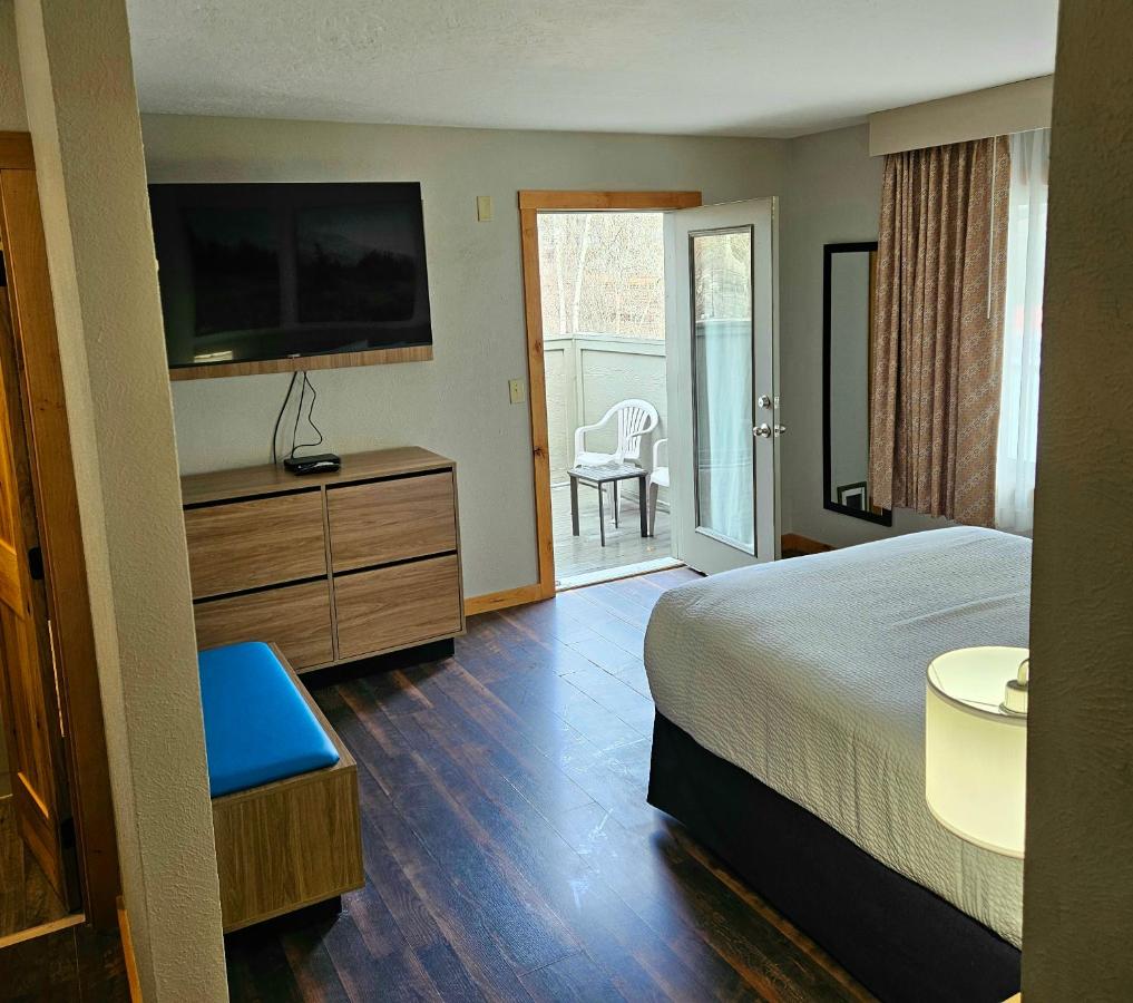 Queen Studio Suite - Non-Smoking at Days Inn and Suites by Wyndham Downtown Missoula-University