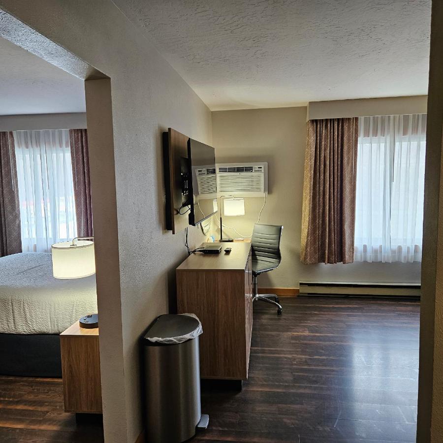 Queen Studio Suite - Non-Smoking at Days Inn and Suites by Wyndham Downtown Missoula-University