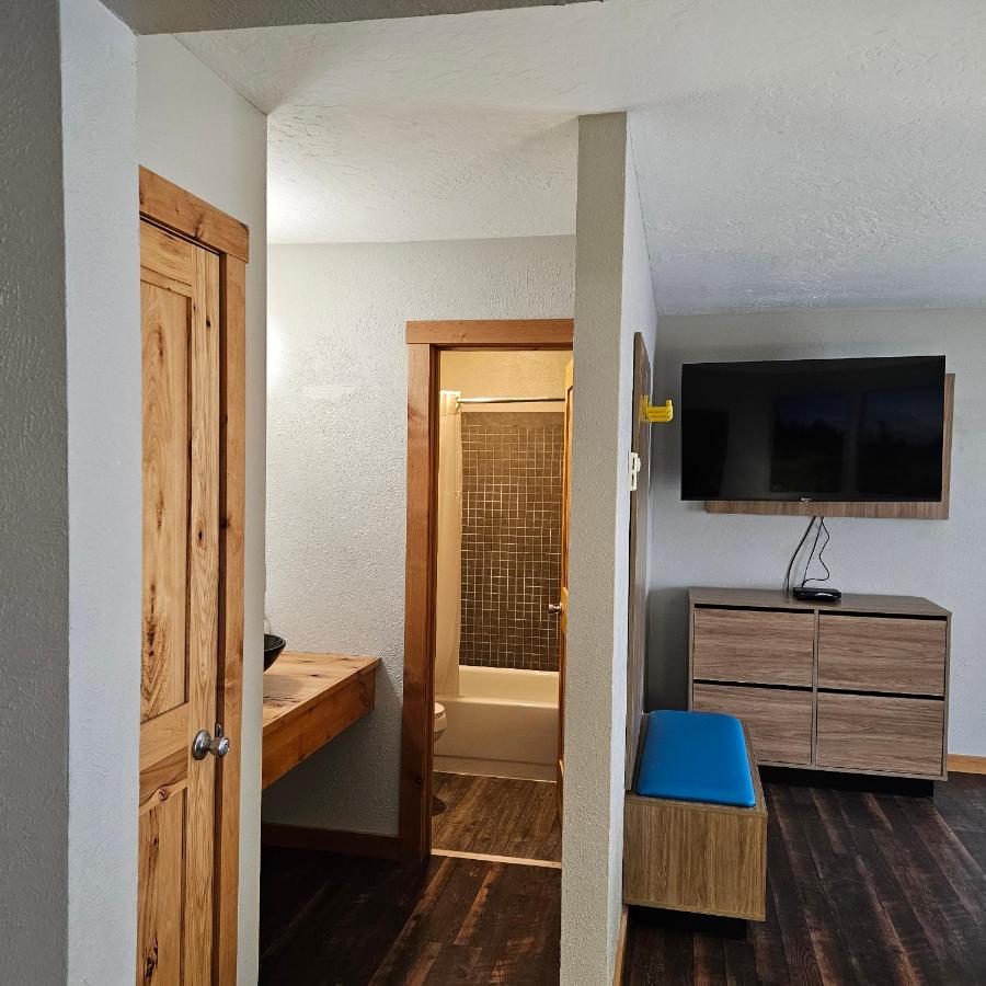 Queen Studio Suite - Non-Smoking at Days Inn and Suites by Wyndham Downtown Missoula-University